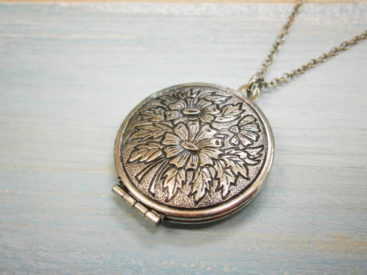 Floral Round Locket Necklace/Antique Silver Photo Locket Necklace/Vintage Style/Shabby Chic Necklace/Boho Chic Necklace/Locket Necklace