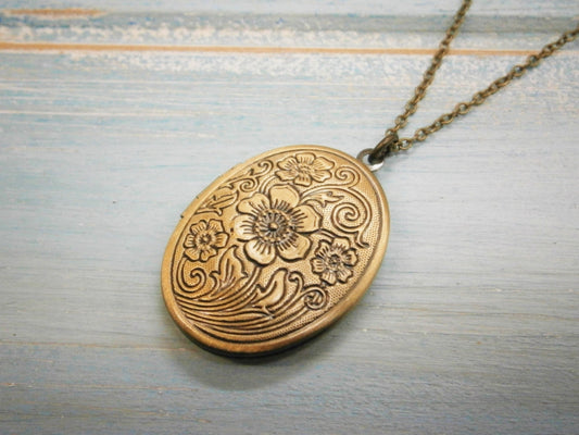 Floral Oval Locket Necklace/Antique Bronze Photo Locket Necklace/Vintage Style/Shabby Chic Necklace/Boho Chic Necklace/Locket Necklace