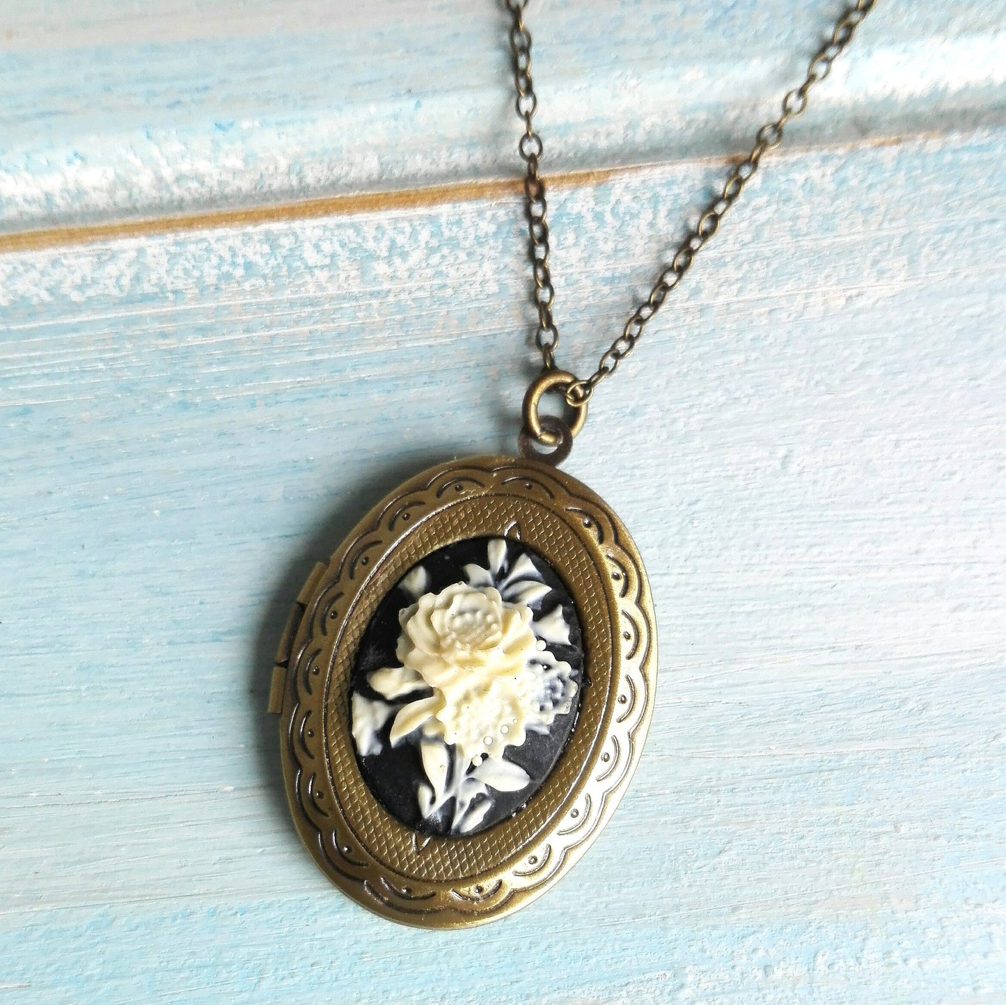 Cameo Locket Necklace/Antique Bronze Locket with Black & White Floral Bouquet Cameo/Photo Locket Necklace/Vintage Style/Shabby Chic Necklace