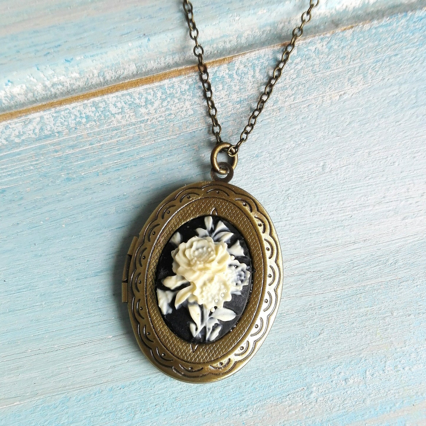 Cameo Locket Necklace/Antique Bronze Locket with Black & White Floral Bouquet Cameo/Photo Locket Necklace/Vintage Style/Shabby Chic Necklace