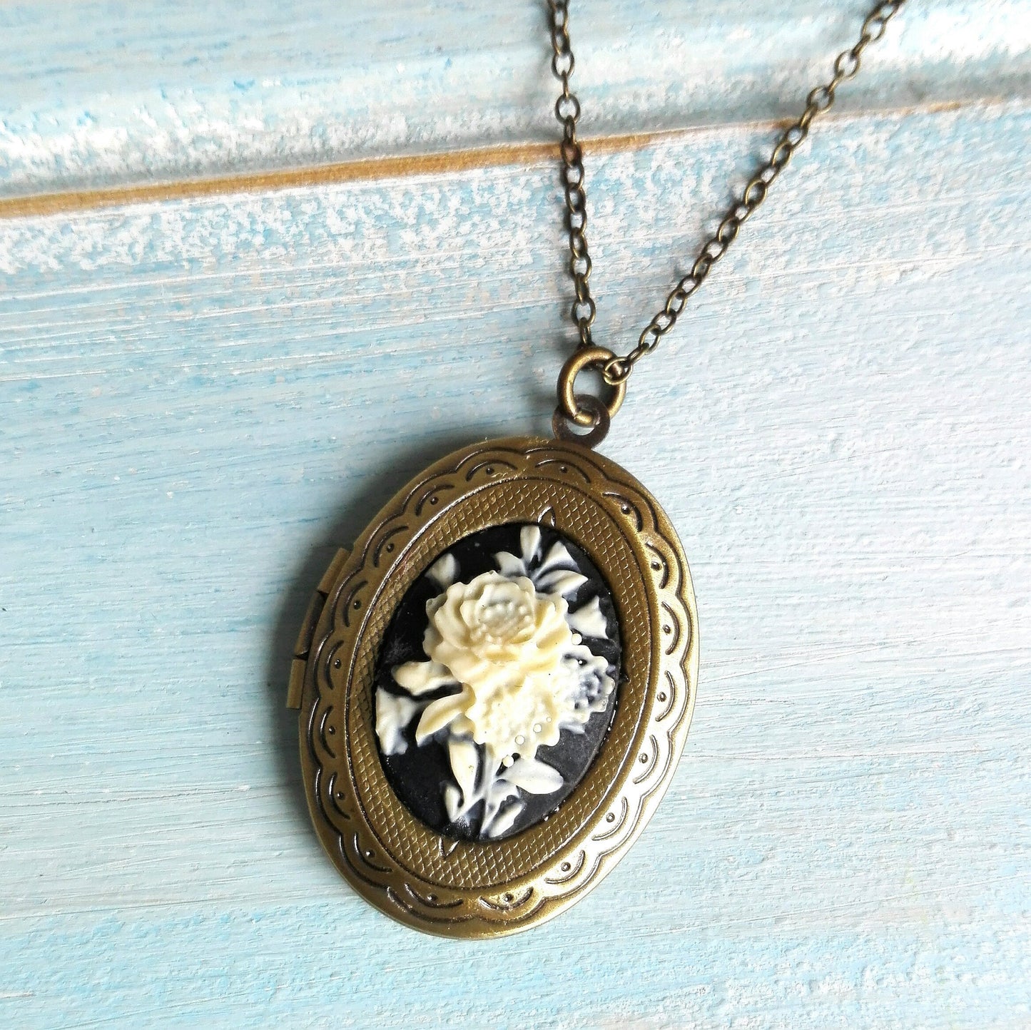 Cameo Locket Necklace/Antique Bronze Locket with Black & White Floral Bouquet Cameo/Photo Locket Necklace/Vintage Style/Shabby Chic Necklace