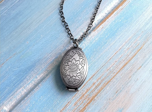 Floral Oval Locket Necklace/Antique Silver Photo Locket Necklace/Vintage Style/Multiple Photo Locket Necklace/Boho Necklace/Locket Necklace