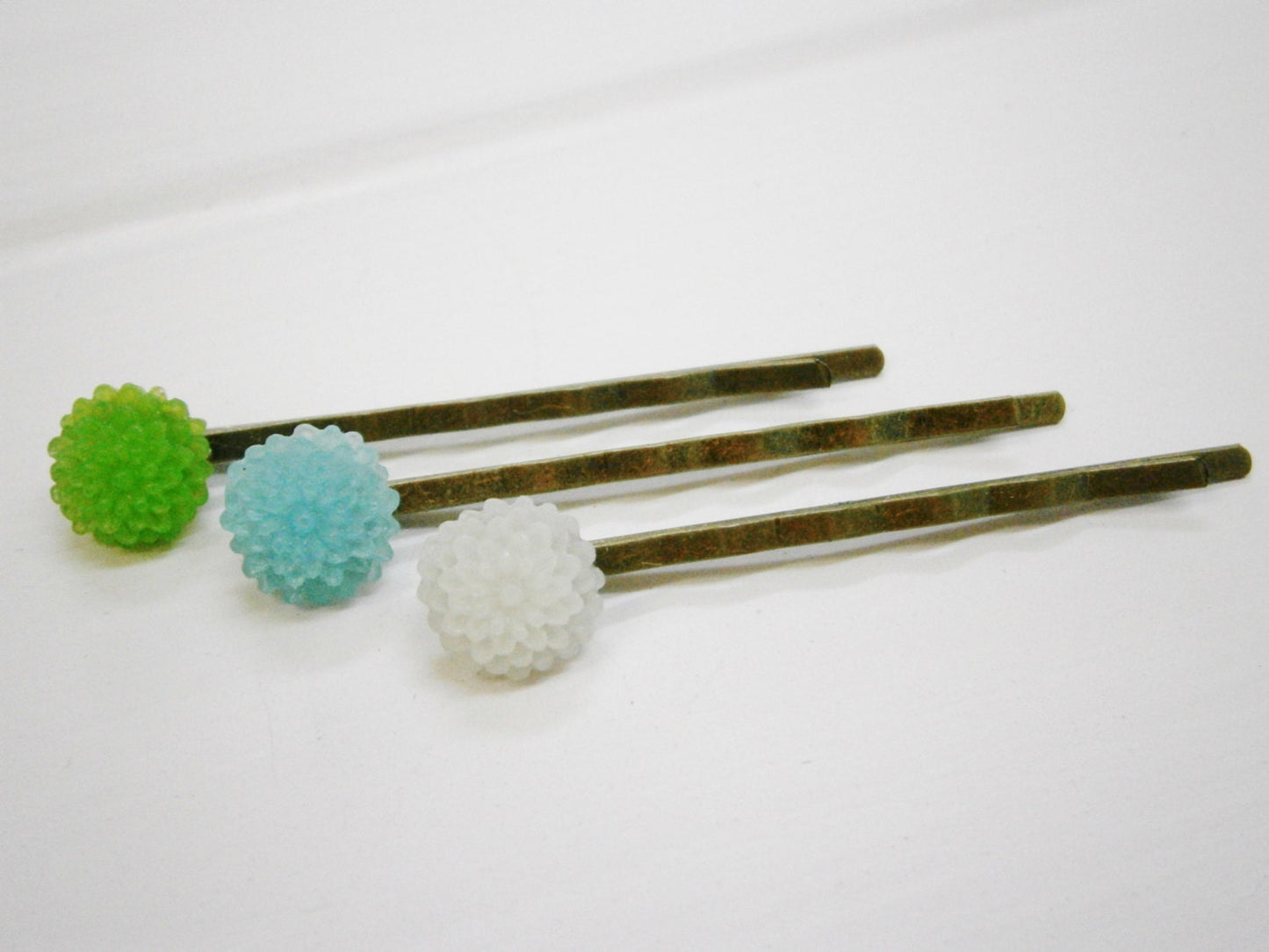 Frosted Dahlia's - Set of 3 Antique Bronze Hairclips 50mm long with 10mm Resin Dahlia Flowers in Shades of Green & Blue/Hair Accessoires