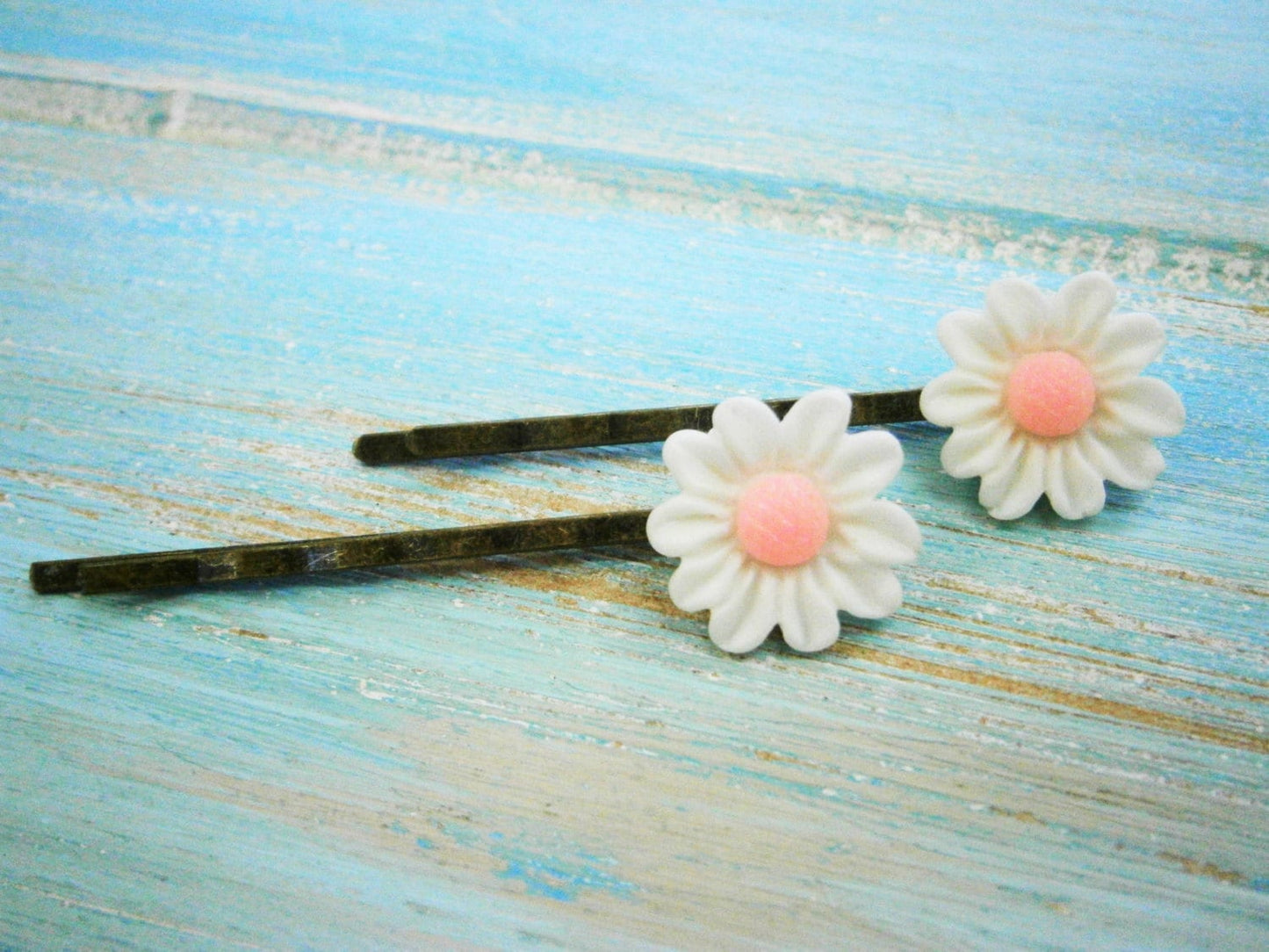 White Daisy Hair Clips/White Flower Hair Clips /Hair Accessories/Wedding Accessories/Shabby Chic/Vintage Style Hair Clips/Bridesmaid Gift