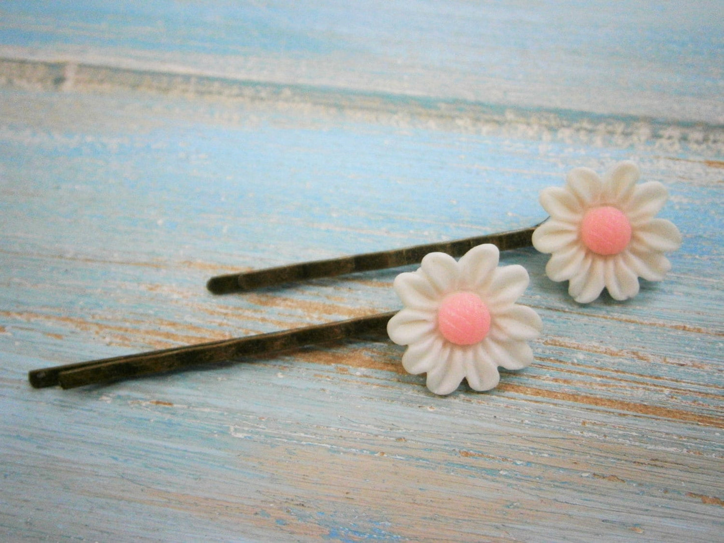 White Daisy Hair Clips/White Flower Hair Clips /Hair Accessories/Wedding Accessories/Shabby Chic/Vintage Style Hair Clips/Bridesmaid Gift