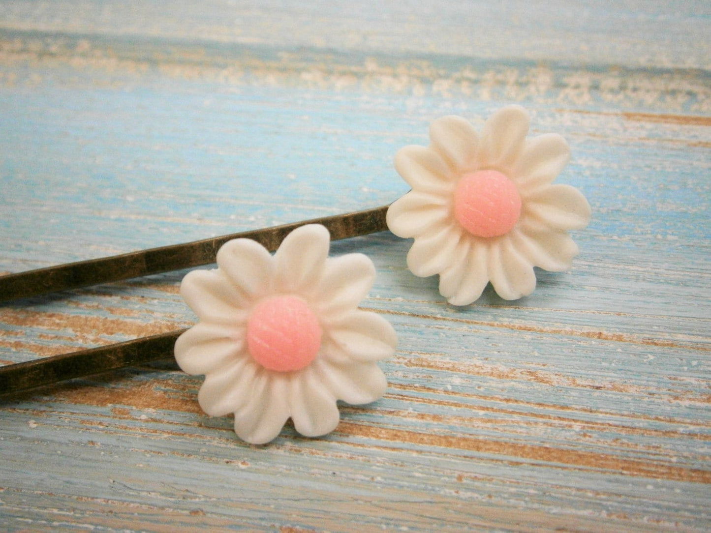 White Daisy Hair Clips/White Flower Hair Clips /Hair Accessories/Wedding Accessories/Shabby Chic/Vintage Style Hair Clips/Bridesmaid Gift