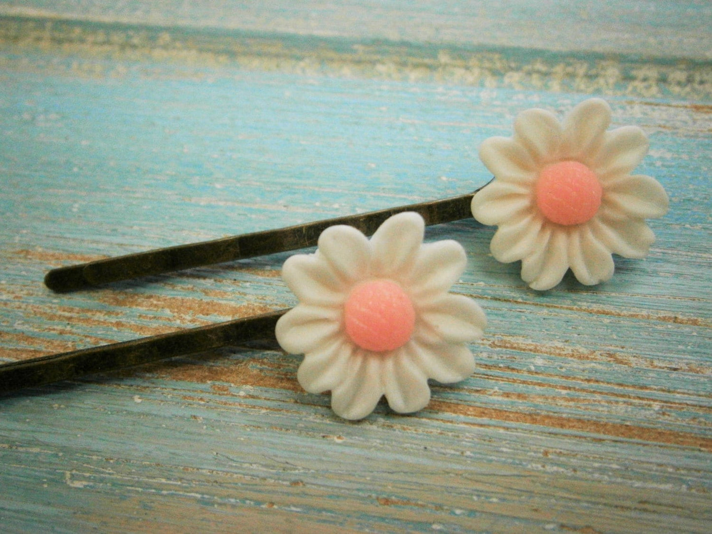 White Daisy Hair Clips/White Flower Hair Clips /Hair Accessories/Wedding Accessories/Shabby Chic/Vintage Style Hair Clips/Bridesmaid Gift