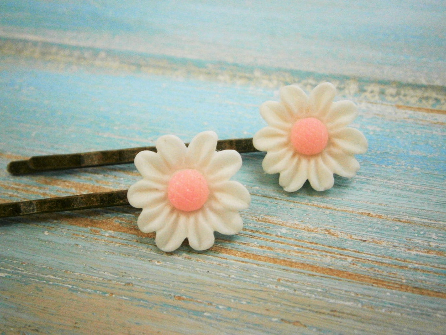 White Daisy Hair Clips/White Flower Hair Clips /Hair Accessories/Wedding Accessories/Shabby Chic/Vintage Style Hair Clips/Bridesmaid Gift