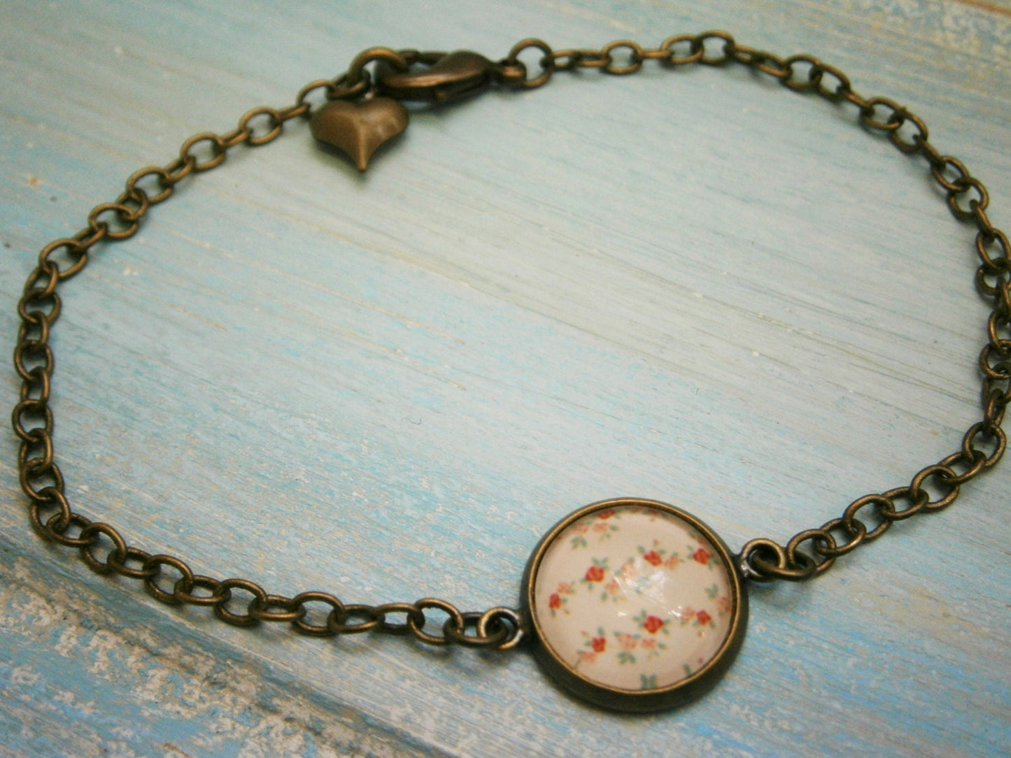 Antique Bronze Glass Dome Bracelet with Red & White Floral Print/Boho Bracelet/Fashion Jewelry/Glass Dome Jewellery/Nature Jewelry