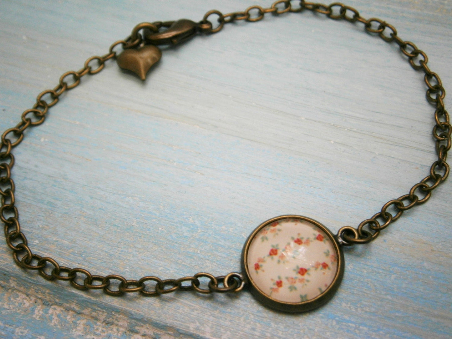 Antique Bronze Glass Dome Bracelet with Red & White Floral Print/Boho Bracelet/Fashion Jewelry/Glass Dome Jewellery/Nature Jewelry