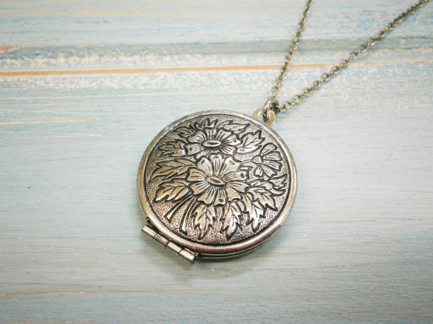 Floral Round Locket Necklace/Antique Silver Photo Locket Necklace/Vintage Style/Shabby Chic Necklace/Boho Chic Necklace/Locket Necklace